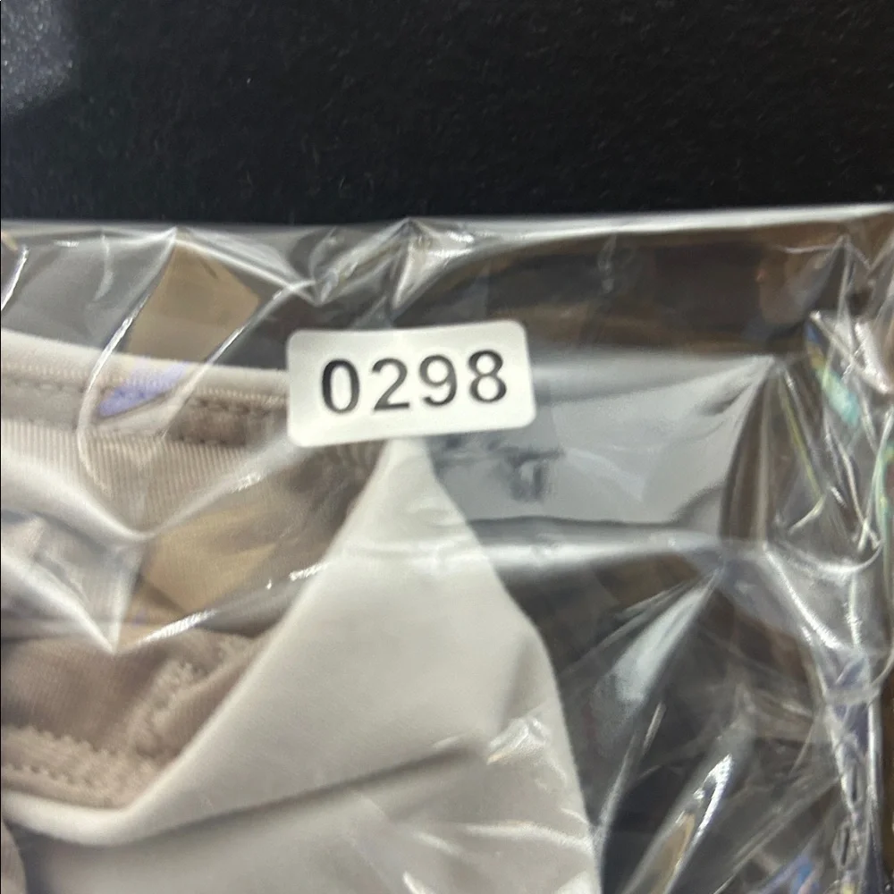 Lululemon White Wunder Train Sports Bra (Medium Support) (C-D Cup) Size 8 - Picture 5 of 5